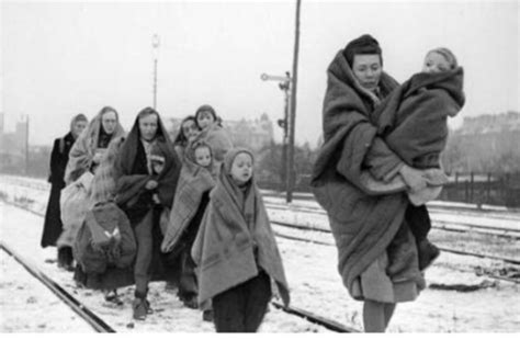 二战时苏联女兵冲上战场，德国女兵去哪了？