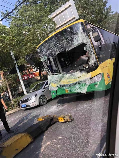 今早合肥一公交车发生事故 车头变形玻璃破碎|车头|事故|变形_新浪新闻