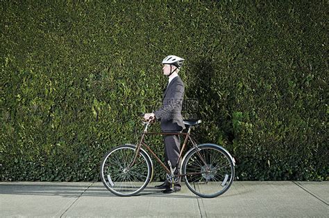 快乐愉快的乐男人拿着自行车骑着它高清图片下载-正版图片507230551-摄图网