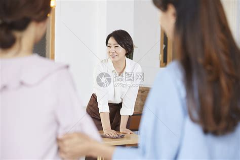 中年女性在咖啡厅聊天高清图片下载-正版图片502213234-摄图网