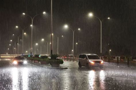 雷电冰雹夜袭首都机场 华北空管绕飞雷雨保平安-中国民航网