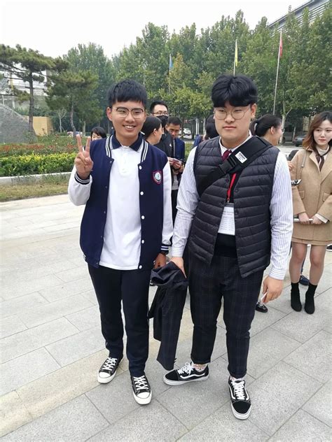 穿着校服上学的韩国初高中生高清图片下载-正版图片502237480-摄图网