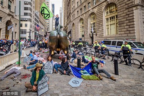 纽约地标华尔街铜牛被泼假血 近百名抗议者被捕