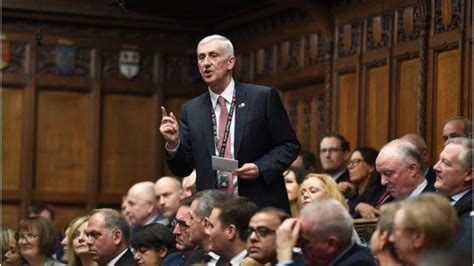 英国下议院选出新议长：林赛·霍伊尔接替“网红”议长职位