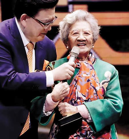 著名表演艺术家陈奇登台接受了特殊贡献奖荣誉。