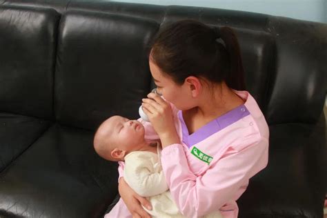 被月嫂抱着的婴儿可爱的小宝宝高清图片下载-正版图片501725423-摄图网