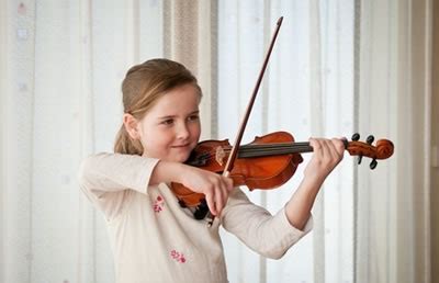 儿童演奏拉小提琴图片下载_红动中国