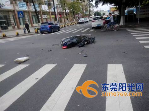 台州一特斯拉追尾碰撞两车，致两死一伤，目击者：肇事车辆闯了红灯，警方：肇事司机已被控制_十字路口_汽车_严重