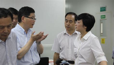 武汉市卫生局局长及三甲医院领导一行莅临康圣达医学检验所参观指导