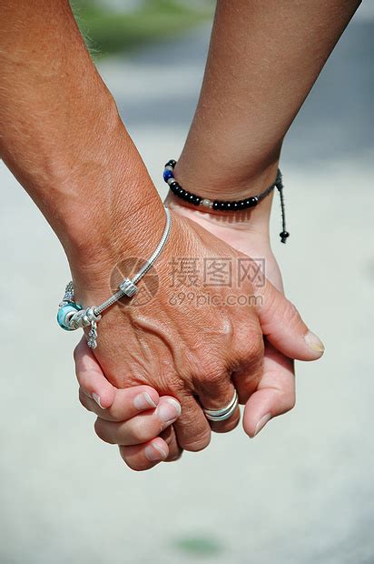 张洋洋跟着妈妈回到河南故乡，母子俩想当寻亲志愿者