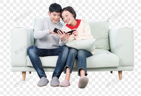 年轻情侣在客厅玩手机游戏元素素材下载-正版素材400399434-摄图网