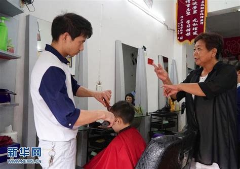 年轻男子在理发师沙龙专高清图片下载-正版图片503753998-摄图网