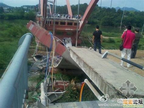 无锡垮桥被压车辆正拖出 起吊桥体需8辆500吨吊车