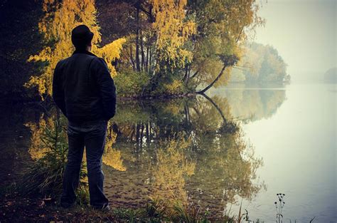 秋天站在湖边看风景的男人摄影图片 - 三原图库