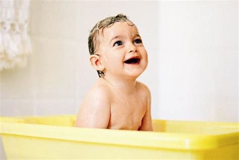 婴儿几天洗澡一次最好（给宝宝洗澡的正确姿势）-幼儿百科-魔术铺