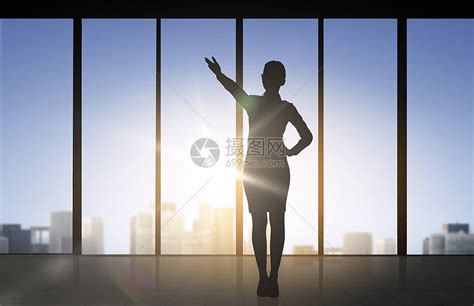 商业人的女的剪影,指手画脚,并办公室窗口背景上方向商业女人指手画脚的剪影高清图片下载-正版图片300589670-摄图网