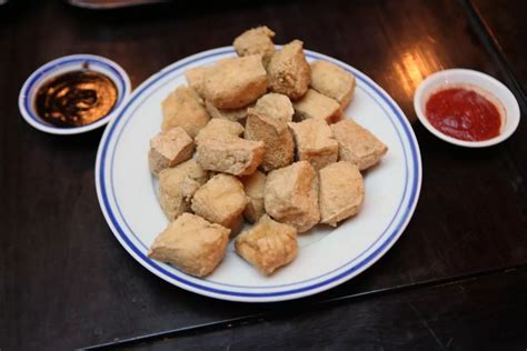 2023最有名的可能也是绍兴臭豆腐，但就是在这样一个美食并不起眼的小镇中，有一家闻名中国的百年老店：咸亨酒店_咸亨酒店-评论-去哪儿攻略