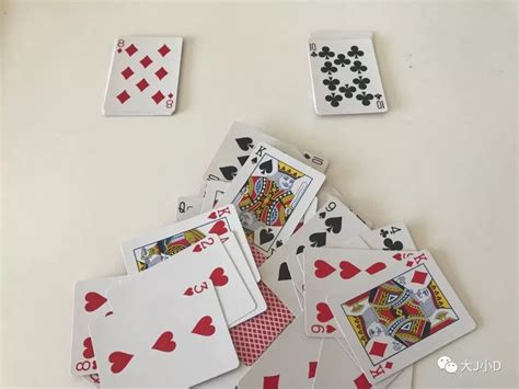 扑克牌魔术教学：一个有趣的花式回旋飞牌动作！很简单哦