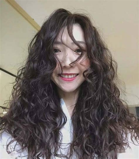 羊毛卷发型女图片