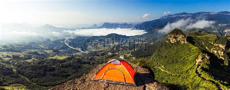 云雾缭绕的群山和帐篷露营高清图片下载-正版图片500621458-摄图网