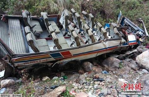 印度北部一辆大巴坠入峡谷 致至少44人死亡3人受伤 - 国际 - 黔东南信息港