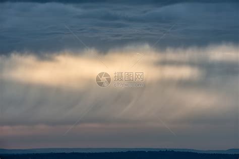 广东湛江午后天空现悬球状积雨云 降雨导致气温大跳水-图片频道