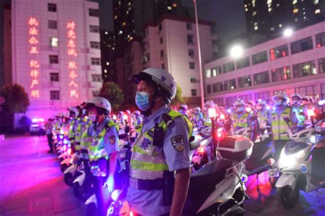 郑州二七区17支巡逻队开启24小时巡街模式-中华网河南