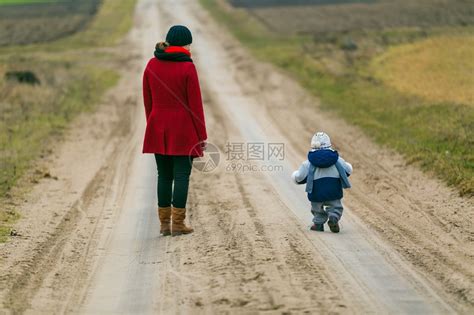 母亲和孩子的母亲在农村沙高清图片下载-正版图片503269045-摄图网