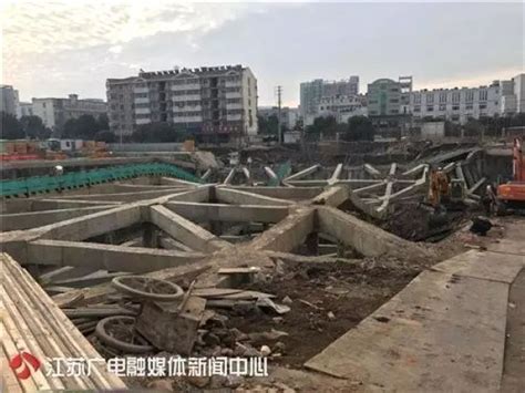 南京一在建工地基坑塌陷，非施工不当造成，与天气、地形有关！