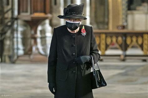 英国女王首次戴口罩亮相 为无名烈士墓碑献花