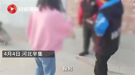 河南邓州8初中生当街群殴同学 男生遭打头踹裤裆(含视频)_手机新浪网