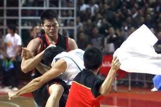 篮球场著名打架事件：吴悠被揍，男篮疯狂，奥本山最恶劣！