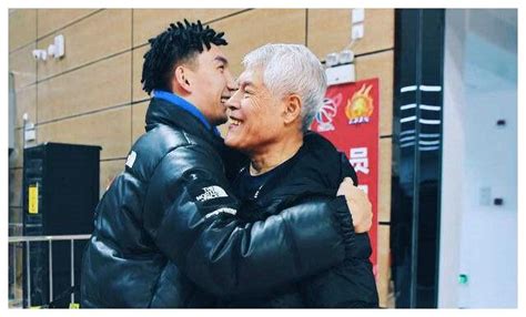 中国篮球最功勋主帅之一！亲手打造94一代，新疆男篮有今天全靠他__财经头条