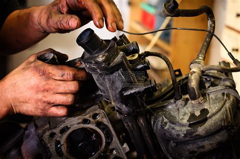 机械修理工在汽车维修服务中检查发动机汽车高清图片下载-正版图片506391274-摄图网