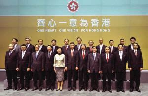 香港举行区议员宣誓仪式 监誓人：17人宣誓存疑_手机新浪网