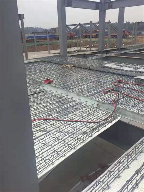 一种新型钢结构屋顶的制作方法