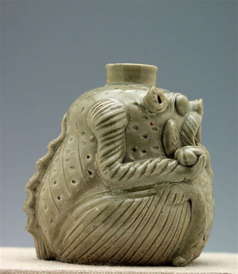 晋 越窑青瓷神兽形水注(右侧) 美国哈佛艺术博物馆藏-古玩图集网