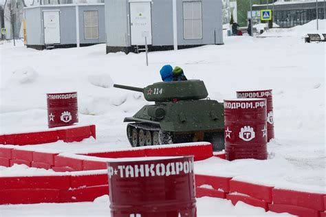 俄罗斯爱国者公园里最火的娱乐项目－－驾驶迷你T-34坦克