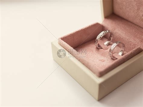 两枚结婚戒指装在盒子里有色相照高清图片下载-正版图片303294712-摄图网