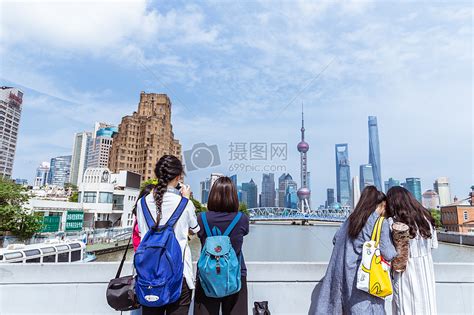 上海旅游女孩们拍照采风背影高清图片下载-正版图片500451032-摄图网