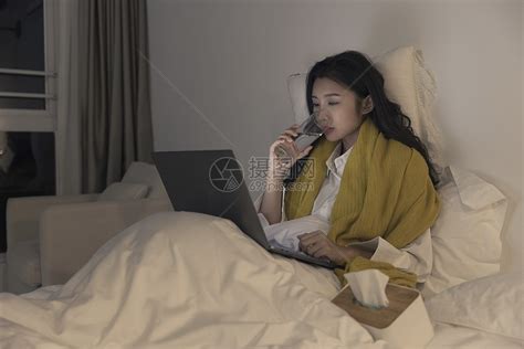 夜晚女性躺床上喝水吃药高清图片下载-正版图片501697920-摄图网