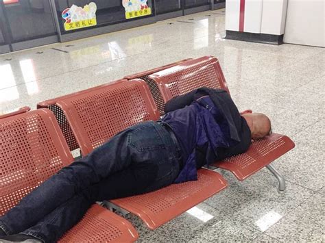 塌台！男子喝醉后直接睡在地铁站内_上海滩_新民网