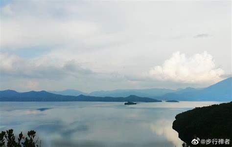 泸沽湖高原上的明珠 湛蓝清澈的湖水 绝美的湖光山色 仿佛世外桃|高原|泸沽湖|湖光山色_新浪新闻