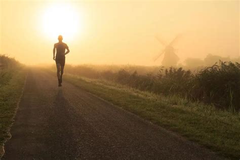 早起运动只能去户外跑步？这4个动作，让你拥抱一天好心情！