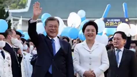 实拍：韩国总统和夫人参加就职典礼 与前总统朴槿惠亲密交谈！_凤凰网视频_凤凰网