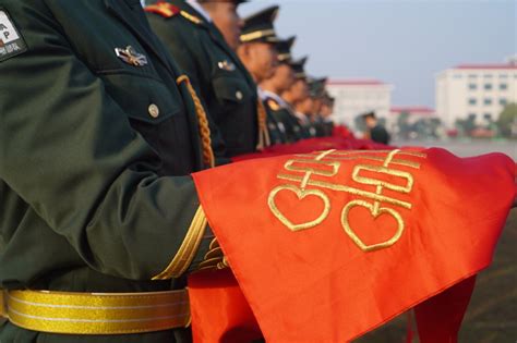 美翻了的军旅创意婚纱照 给军嫂的专属定制 - 中国军网