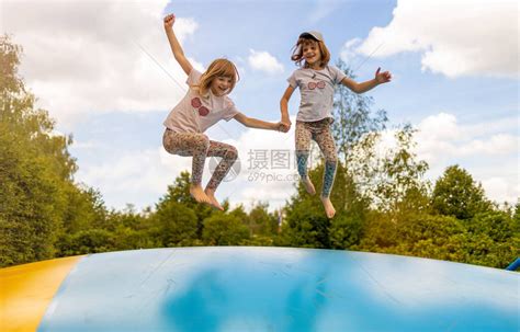 新款幼儿园蹦床户外公园小区商场儿童家用玻璃钢顶蹦蹦床游乐设施-阿里巴巴