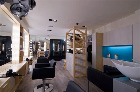 西班牙Llorenç 理发店设计 – 米尚丽零售设计网-店面设计丨办公室设计丨餐厅设计丨SI设计丨VI设计