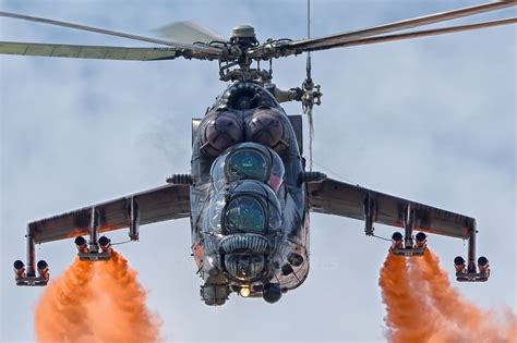 俄罗斯卡62直升机远东大学校园内降落展示
