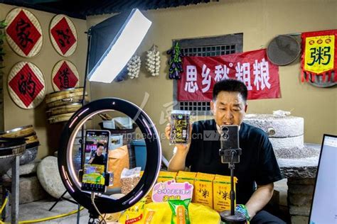 河南滑县：电商直播为农产品插上“云翅膀”-人民图片网
